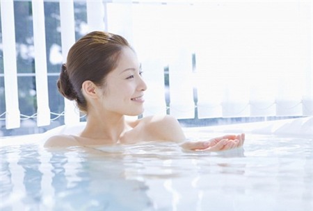 Lợi ích và tác hại khi tắm nước nóng